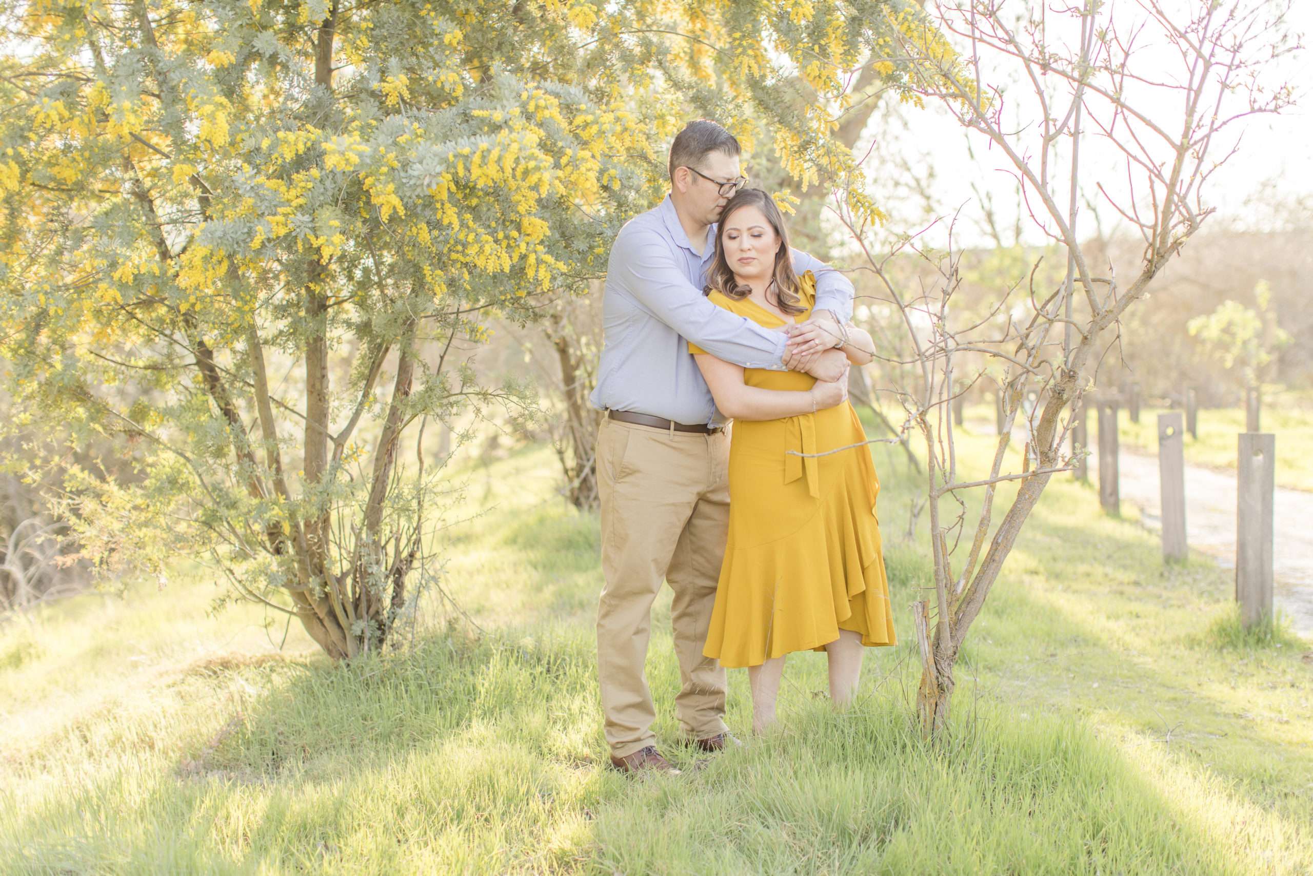 choosing engagement outfits for couple snuggling